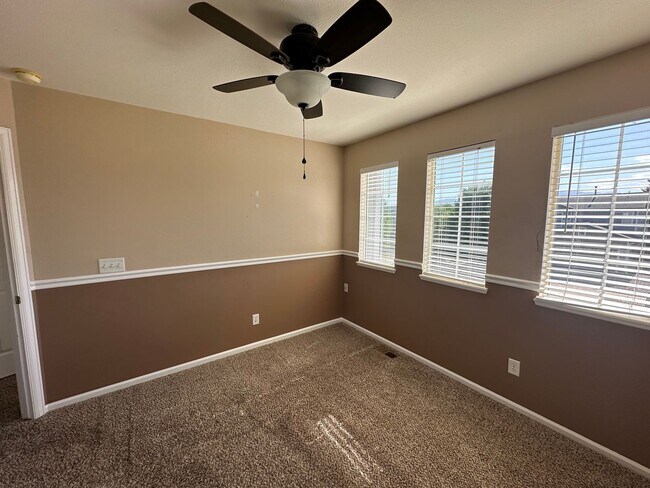 Building Photo - 5 Bed 4 Bath Home in Springs Ranch!!!