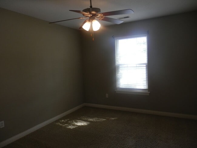 Building Photo - Nice 3 Bed 2 Bath House!