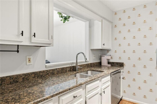 Building Photo - 24307 Plantation Dr NE