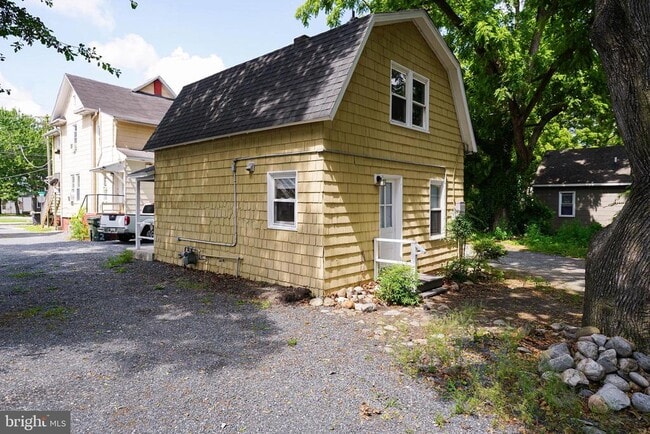 Building Photo - 235 Newton St