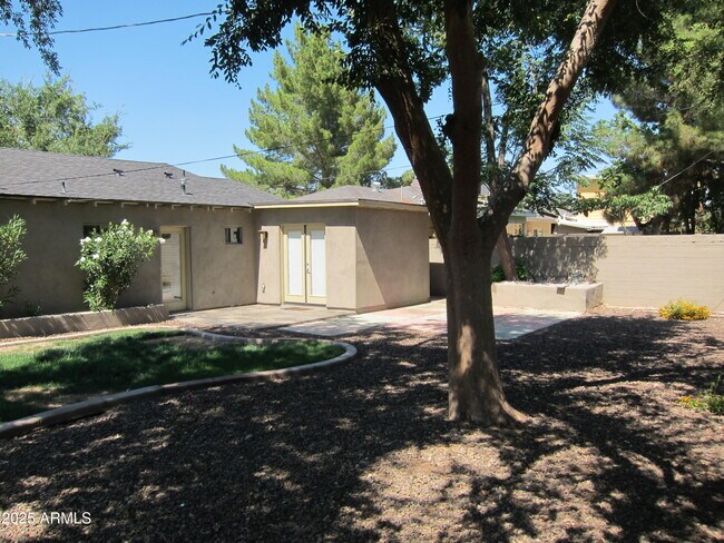 Building Photo - 3807 E Devonshire Ave