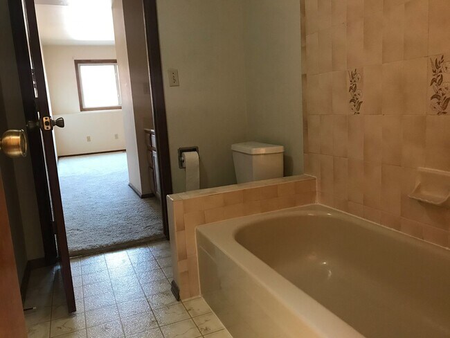 Building Photo - 5292 Cracker Barrel Cir