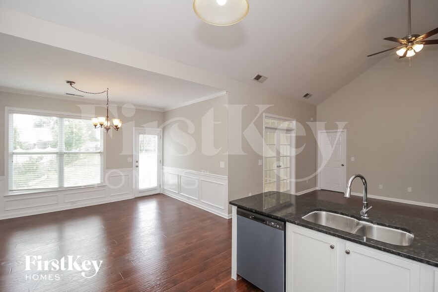 Building Photo - 30 Horseshoe Ln