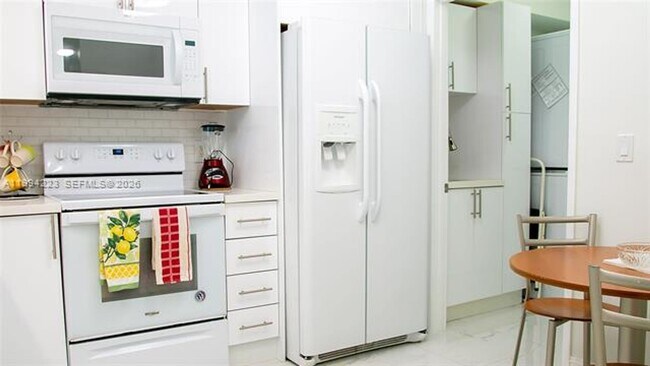 Building Photo - 18100 N Bay Rd