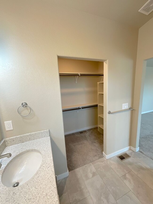 Building Photo - 3 Bedroom Home Available Near S Powers Blv...