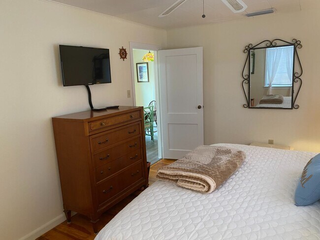 Building Photo - Nokomis Beachy Bungalow (Off Season)