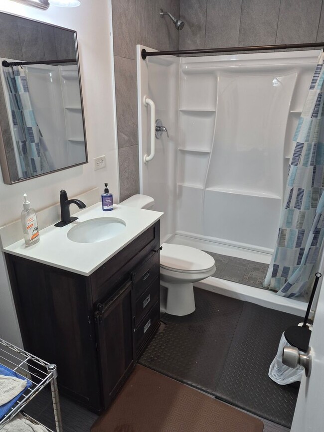 Building Photo - Private Bedroom for Rent in Single-Family Home – Utilities Included