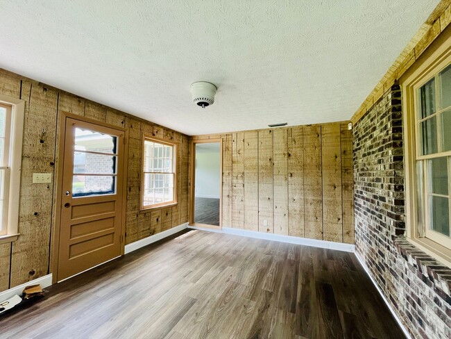 Building Photo - Updated and adorable rancher home in Old C...