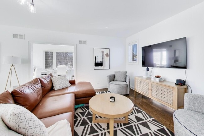 Building Photo - 229 N Myrtle Ave