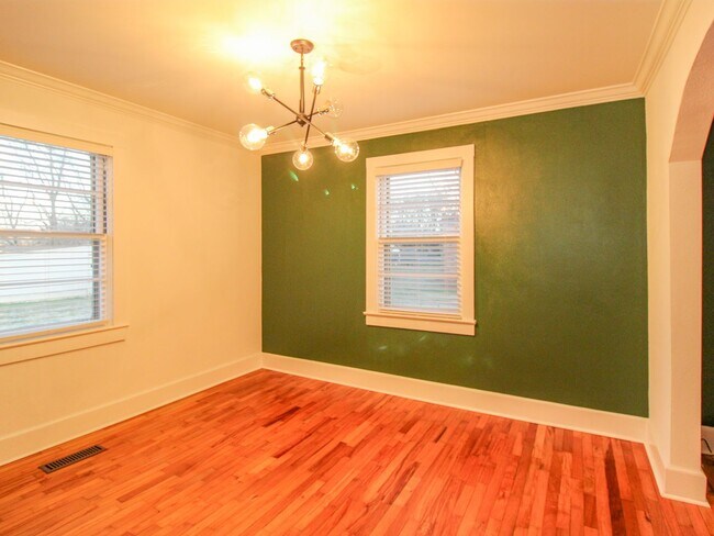 Building Photo - Downtown Athens! Walk to Athens State University! Lawn Care included!