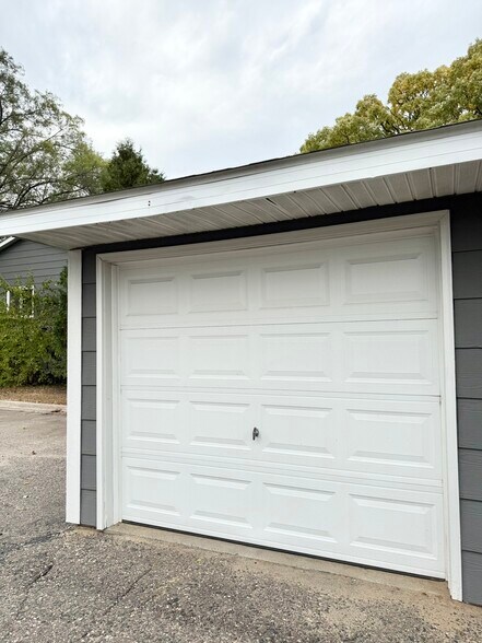 Garage space - 6531 Channel Rd NE