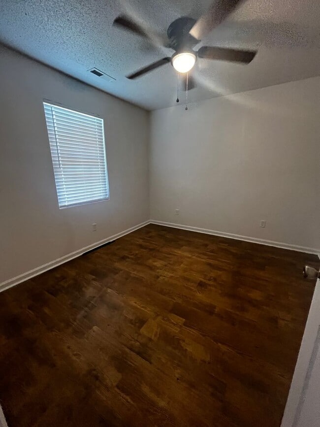 Building Photo - 3 Bedroom 1 Bath apartment!