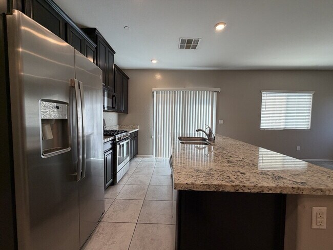 Building Photo - GATED 3 BED 3 BATH 2 CAR GARAGE TOWNHOUSE W/ BED AND BATH DOWNSTAIRS + LOFT & YARD. COMMUNITY FEA...
