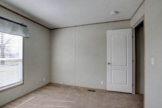 Building Photo - 5233 Clarksville Rd