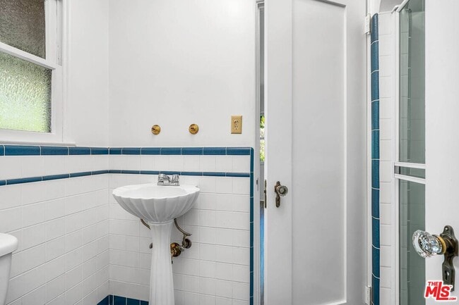 Building Photo - 10630 Wellworth Ave