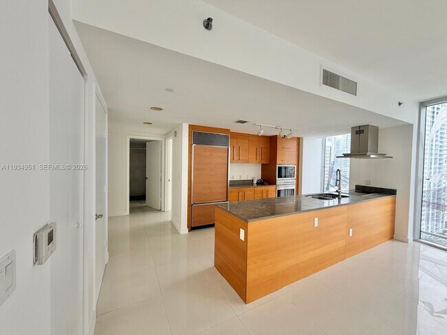 Building Photo - 495 Brickell Ave