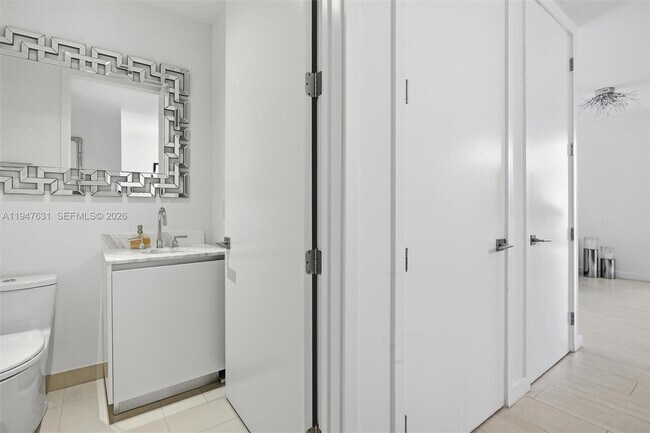 Building Photo - 2831 S Bayshore Dr