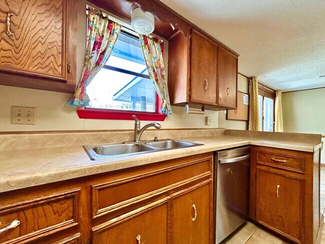 Building Photo - Warm & Inviting 3 Bed, 2 Bath Home with 2-Car Garage & Fireplace