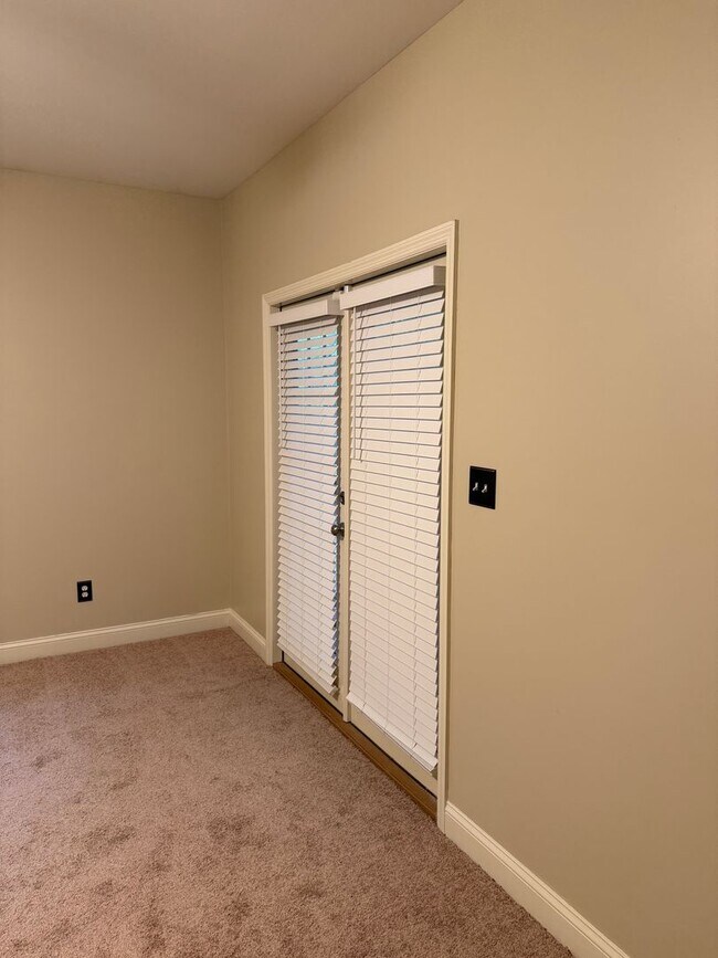 Building Photo - 1633 Devon Dr