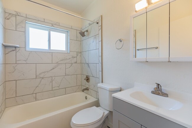 Building Photo - Wonderful 3 Bedroom 2 Bath Home!