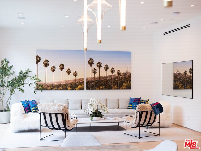 Building Photo - 1130 N Poinsettia Pl