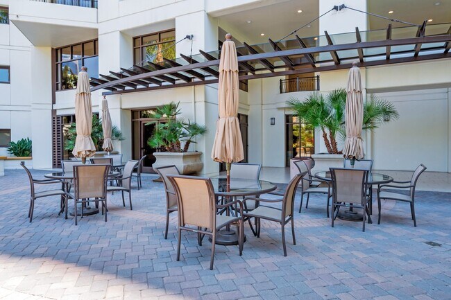 Building Photo - Stunning Marina District 2 Bedroom + a Lof...