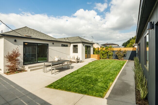 Building Photo - 3840 Somerset Dr