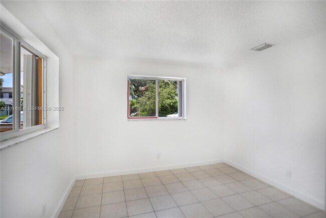Building Photo - 1522 SW 30th St