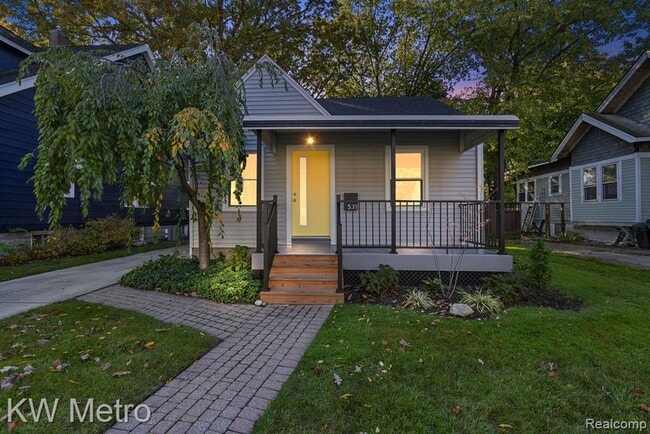 Building Photo - 531 Albany St