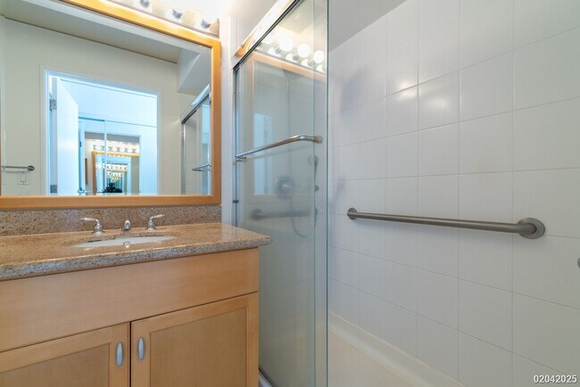 Building Photo - 2 BD/2 BA/2 Parking Condo in the Moana Pacific