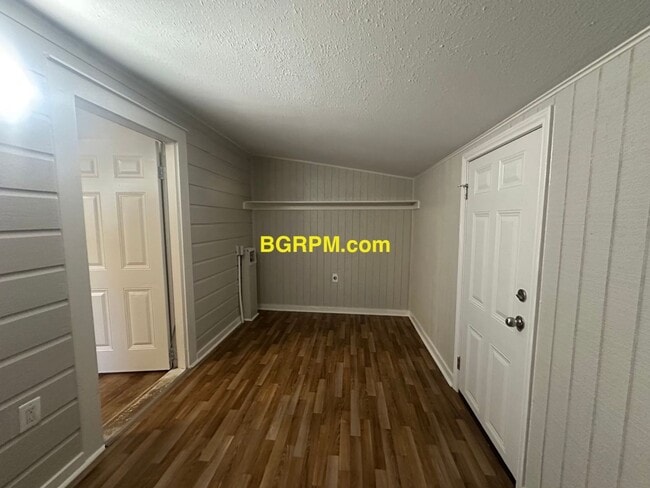 Building Photo - 2 Bed 1 Bath