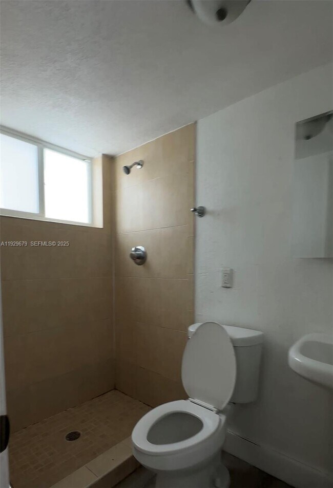 Building Photo - 1895 Venice Park Dr