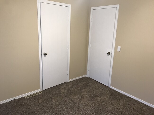 Building Photo - 3 Bedroom 2 Bathroom across from Kickapoo High School $1,495!