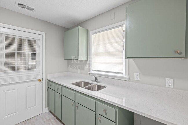 Building Photo - WHITEHAVEN GEM!!!! SECTION 8 WELCOMED !!!