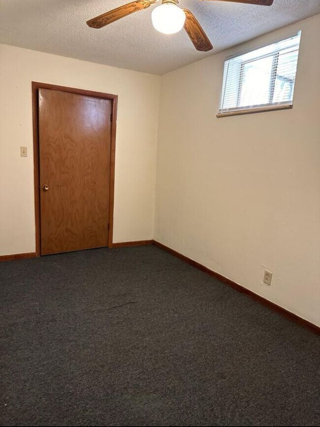 Building Photo - Knoxville 37919 - 2 bedroom, 1 bath apartment in West Knoxville - Contact Lisa Vineyard and Shann...