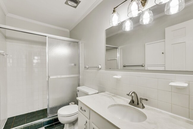 Building Photo - ROOM ONLY in 7-bed/4.0-bath Home