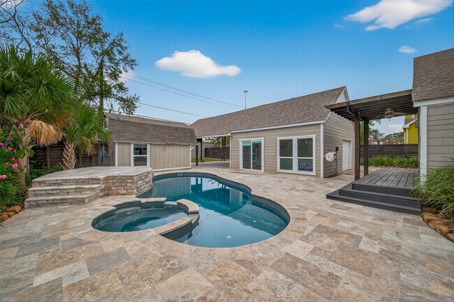 Building Photo - 717 W 30th St