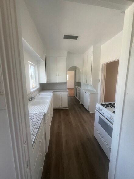 kitchen - 800 N Mansfield Ave