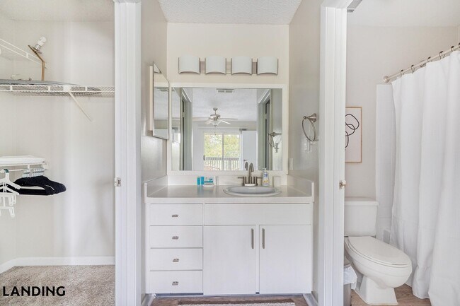 Building Photo - 1000 Palm Pl Dr NE