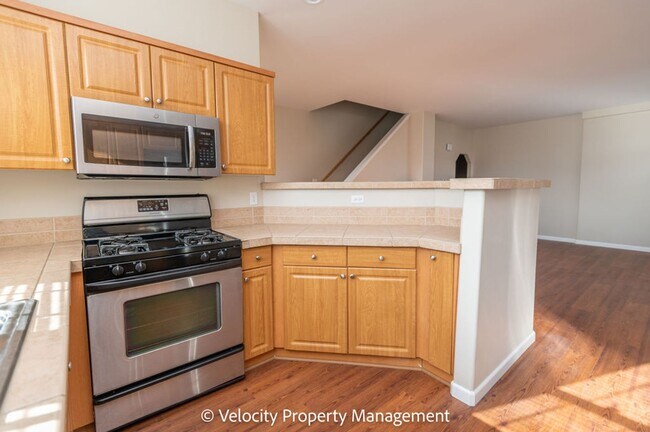 Building Photo - NW Redmond Townhome - Recently Remodeled with all new flooring and paint!