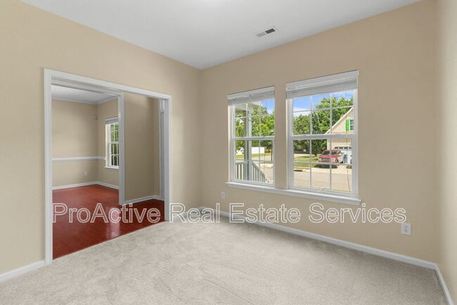 Building Photo - 729 Creekwood Dr