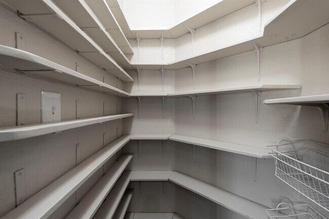 Building Photo - 318 Pond View Pass