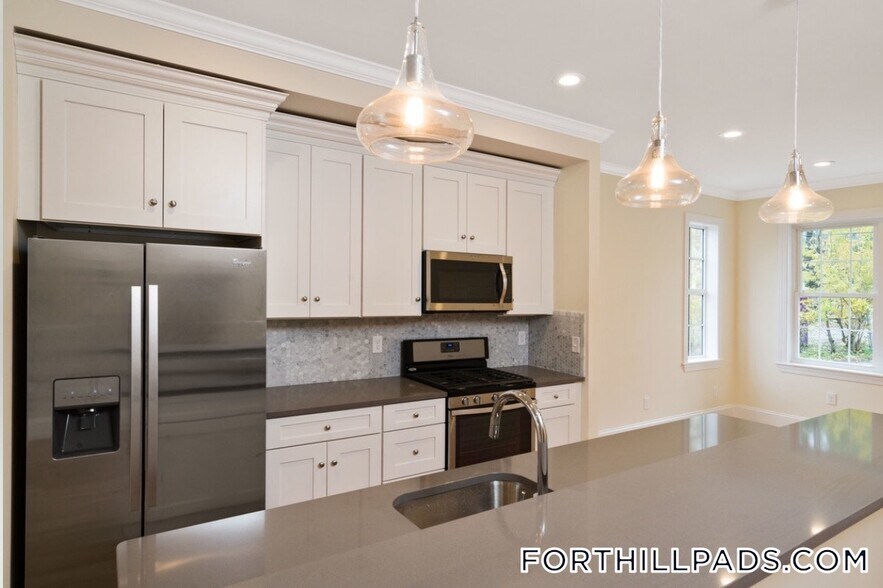 Building Photo - 130 Roxbury St