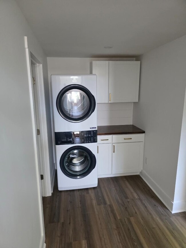 Building Photo - 1142 E College St