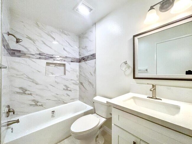 Building Photo - Lovely 2-Bed, 2-Bath Condo with Great Loca...