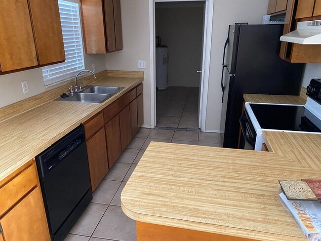 Building Photo - 3 bedroom home in Greenwood!