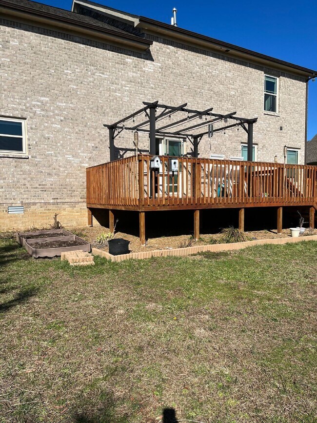 Building Photo - 6050 Sanmar Dr