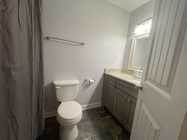 Building Photo - Beautifully Updated 3 Bed Home with Bonus ...
