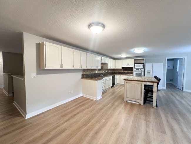 Building Photo - 3 Bedroom, 2 bath 1836 sqft House in Sunset Village