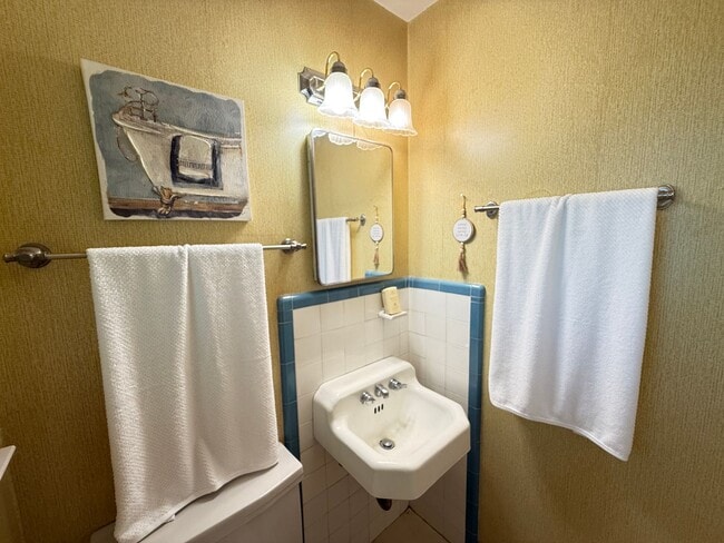 Building Photo - Stunning 3 bedroom, 1.5 Bath in Tulsa
